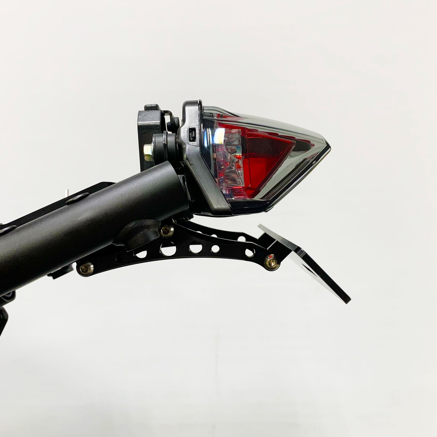 YMCK CNC Billet License Plate Holder V2 for Yamaha XSR900 (2022–) / XSR900GP (2024–) FEYX922V2W